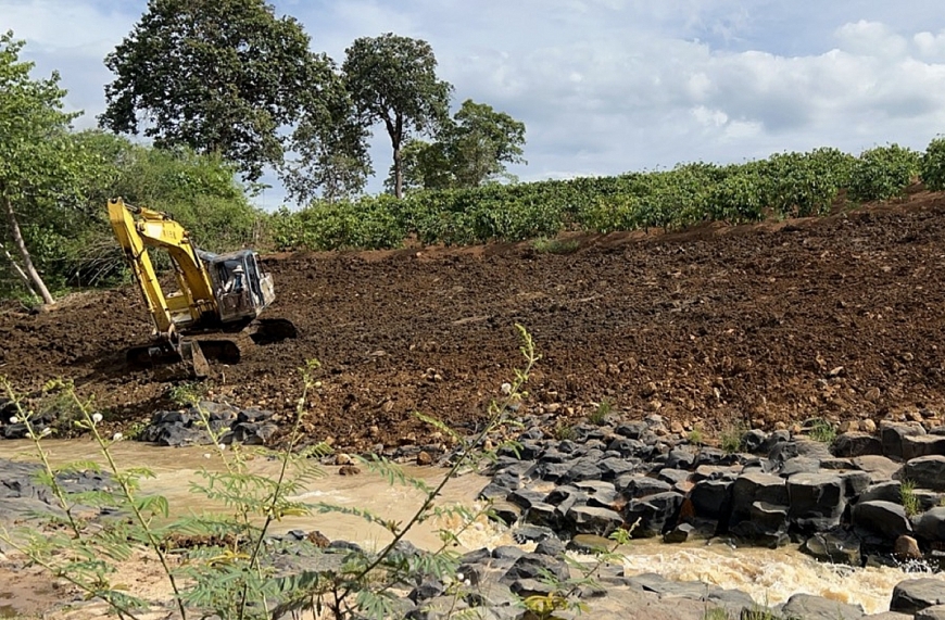 Cần bảo vệ suối đá đĩa triệu năm tuổi ở Gia Lai