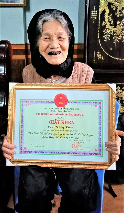 Cụ Khoe làm từ thiện