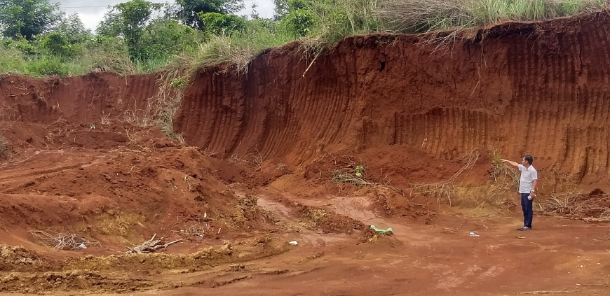 Thảm cảnh sau việc các đối tượng ngang nhiên múc đất bán.