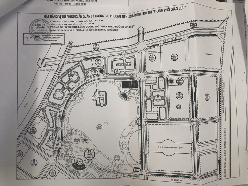 Ai cho phép thu phí trông giữ xe trên lòng đường và vỉa hè Thành phố Giao lưu?