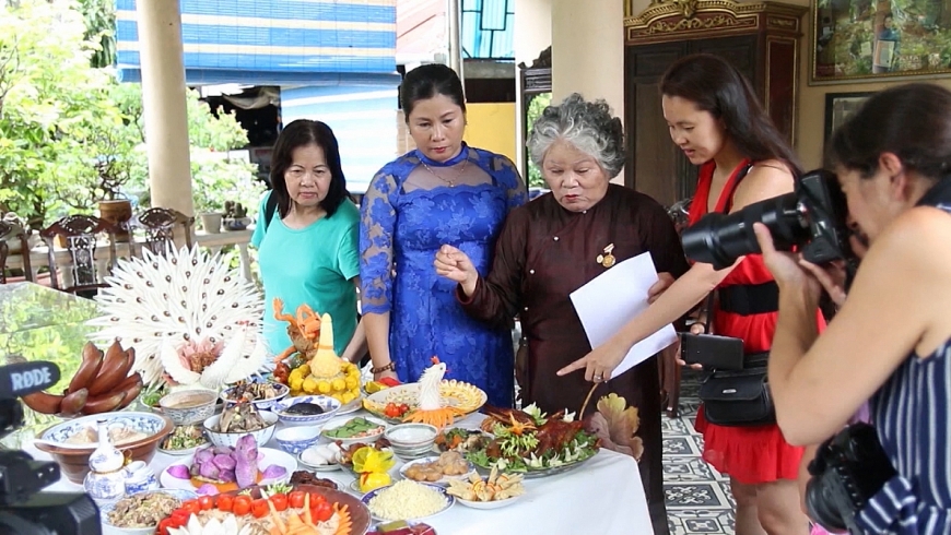 Gian hàng ẩm thực (phố đêm Hoàng thành Huế)