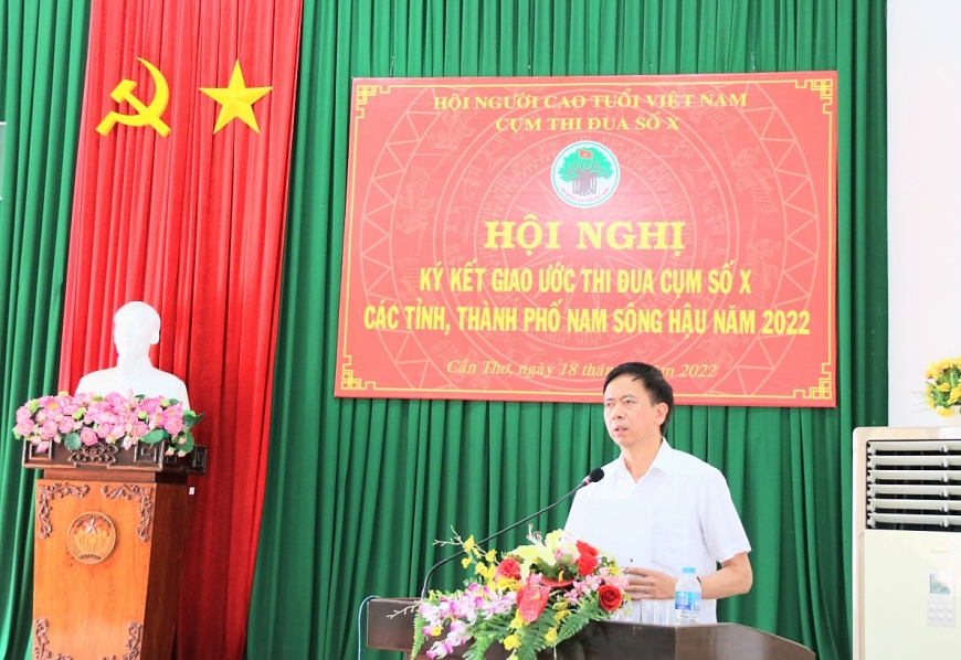 Ông Phan Văn Hùng, Phó Chủ tịch Trung ương Hội NCT Việt Nam phát biểu chỉ đạo tại Hội nghị