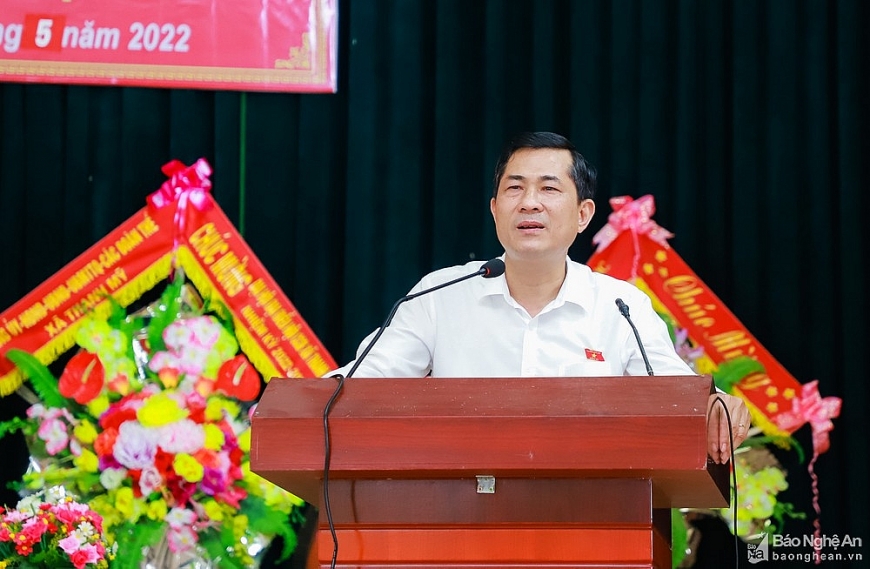 Giáo sư, Tiến sỹ Thái Văn Thành - Giám đốc Sở GD&ĐT Nghệ An, Đại biểu Quốc hội khóa XV trả lời ý kiến cử tri tại cuộc tiếp xúc cử tri tại huyện Thanh Chương (Ảnh: Báo Nghệ An)