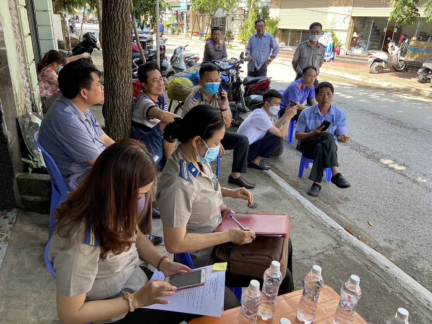 Cán bộ chức năng thực hiện việc kê biên tài sản của ngư dân không trả được nợ.