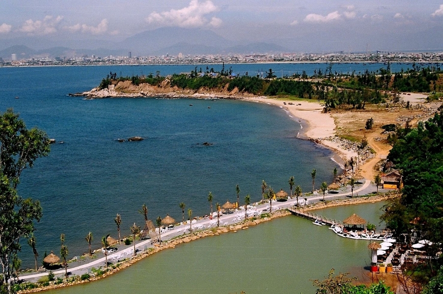 Bãi Bụt hiện lên như một bức tranh tuyệt đẹp có biển xanh, cát trắng và những rặng san hô tuyệt đẹp với màu xanh là gam màu chủ đạo.