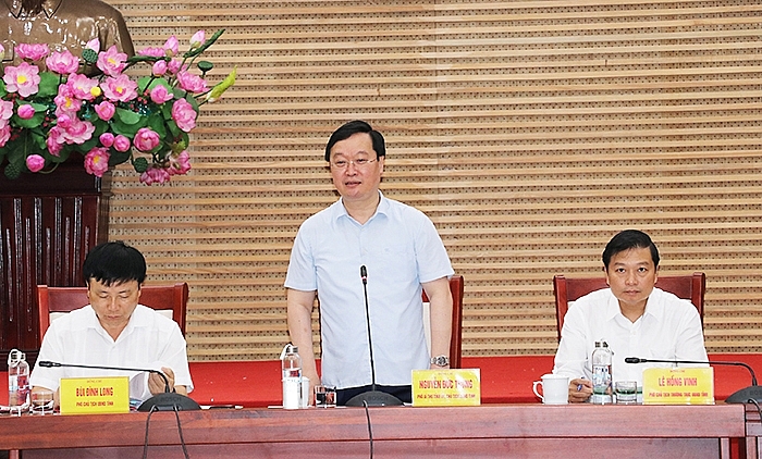            Chủ tịch UBND tỉnh Nghệ An, ông Nguyễn Đức Trung chủ trì phiên họp        (Ảnh: Báo Nghệ An).