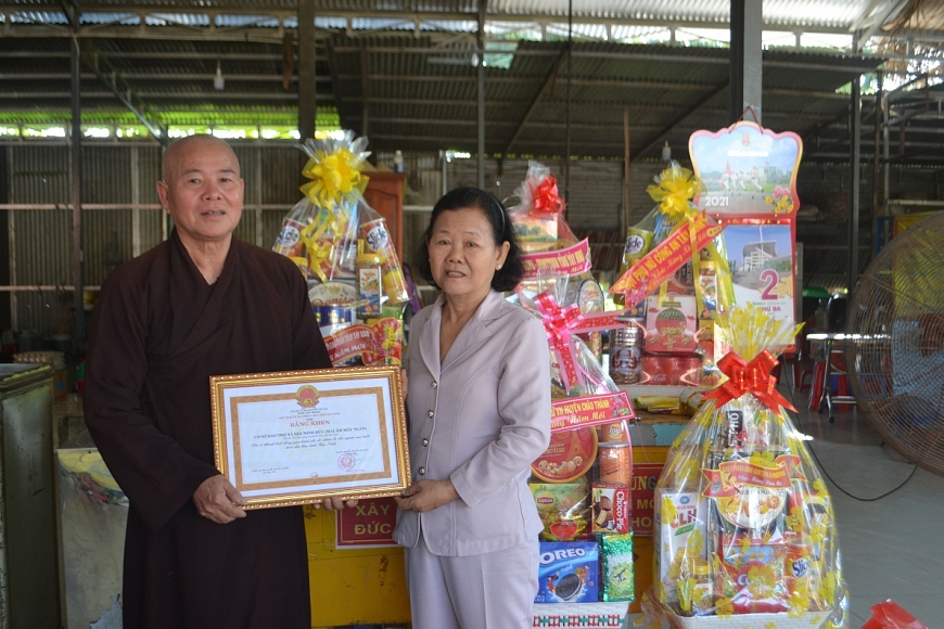 Bà Nguyễn Ngọc Nhuyễn, nguyên Trưởng Ban Đại diện Hội NCT tỉnh trao quà lưu niệm của UBND tỉnh tặng Thượng tọa Thích Định Tánh (ảnh chụp năm 2020)