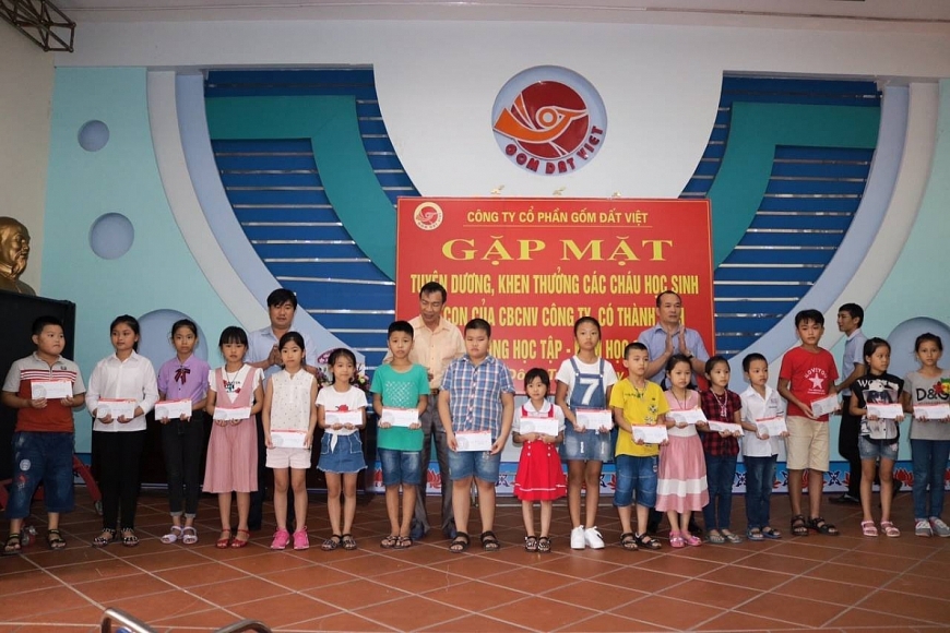       Anh hùng lao động Nguyễn Quang Mâu,Chủ tịch HĐQT Công ty khen thưởng các cháu con của CBVC Công ty có thành tích học tập năm học 2020-2021.