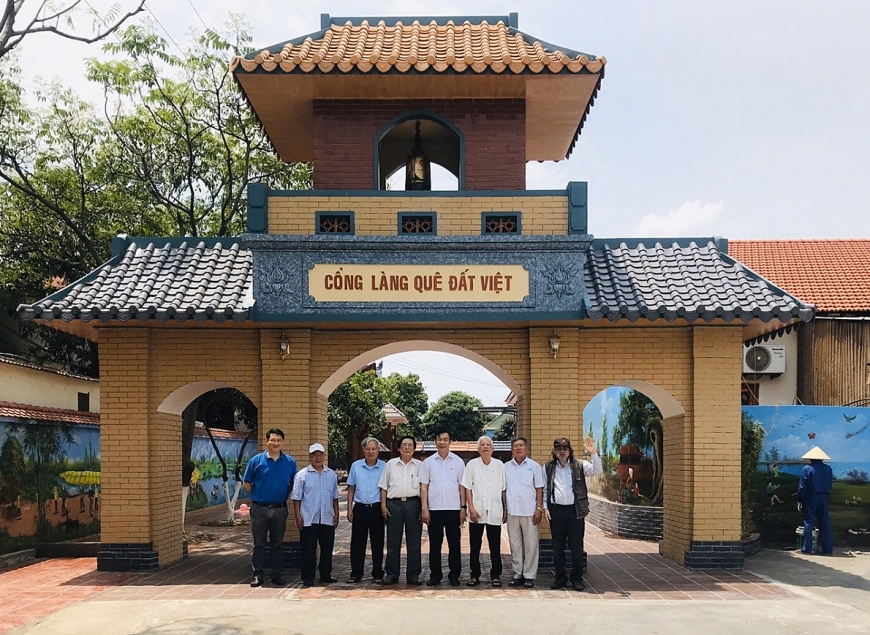         Cổng làng quê đất Việt ở Gốm Đất Việt thị xã Đông Triều- Quảng Ninh.