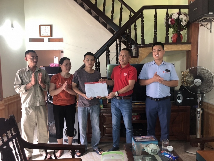     Công đoàn Công ty Gốm Đất Việt tặng 35 triệu đồng cho công nhân Trần Tiến Phú để điều trị bệnh tim.