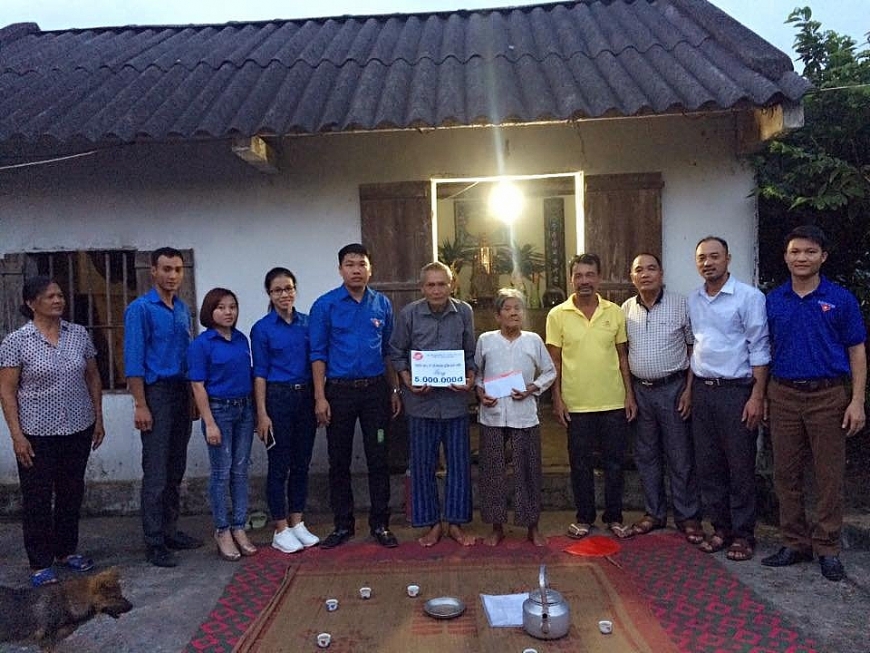      Đoàn thanh niên Công ty CP Gốm Đất Việt ủng hộ 5 triệu đồng cho hộ nghèo là Người cao tuổi ở xã Bình Khê, thị xã Đông Triều.