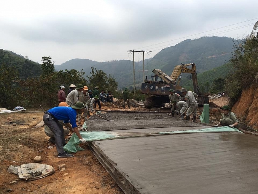 Công nhân Công ty CP Gốm Đất Việt tham gia  làm đường xây dựng nông thôn mới tại huyện miền núi Bình Liêu, tỉnh Quảng Ninh.