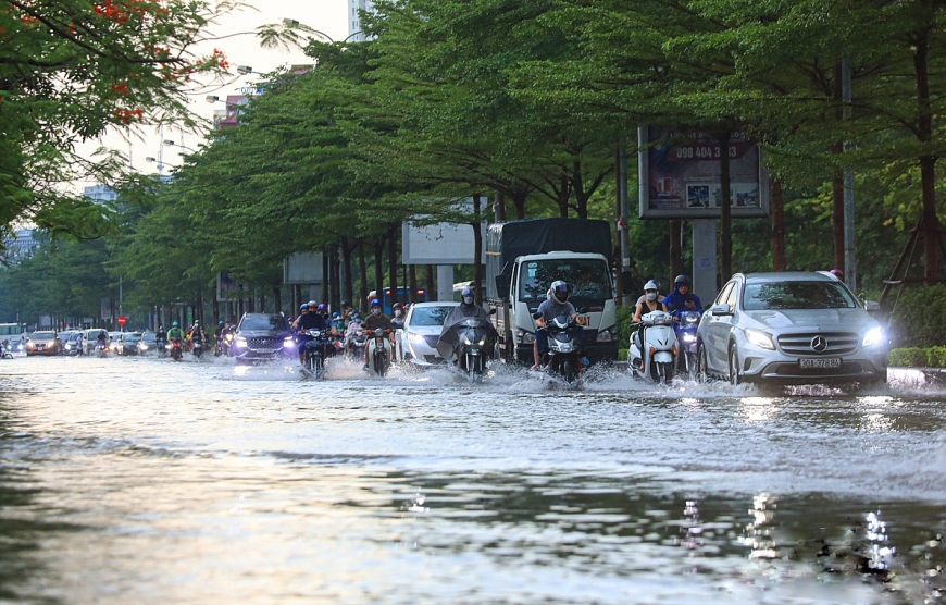 Trận mưa lớn trút xuống trong chiều 29/5 khiến nhiều tuyến đường trên địa bàn Hà Nội bị ngập nặng.