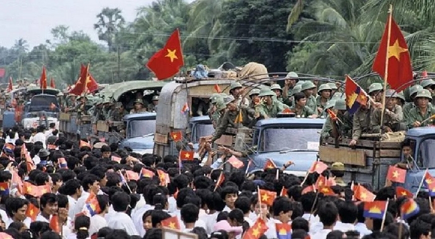 Nhân dân thủ đô Phnôm Pênh tiễn quân tình nguyện Việt Nam về nước