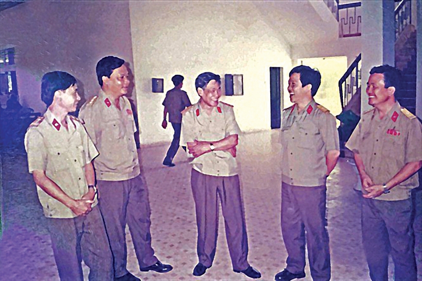 Chủ nhiệm Tổng cục Chính trị - Thượng tướng Lê Khả Phiêu trong giờ giải lao tại Đại hội đại biểu Đảng bộ Quân đoàn 4