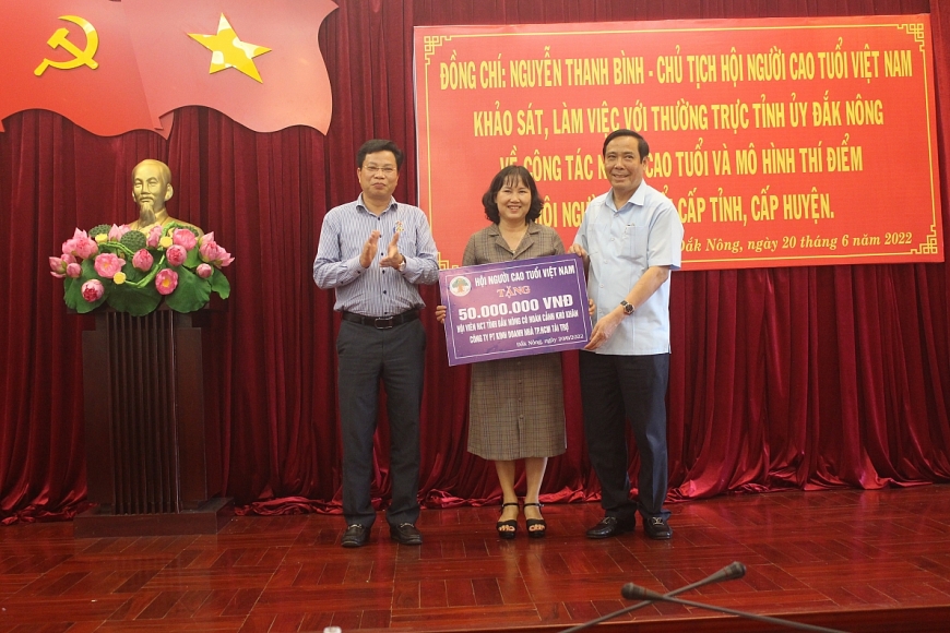 Ông Nguyễn Thanh Bình, Chủ tịch NCT Việt Nam tặng quà cho hội viên người cao tuổi có hoàn cảnh khó khăn tỉnh Đắk Nông