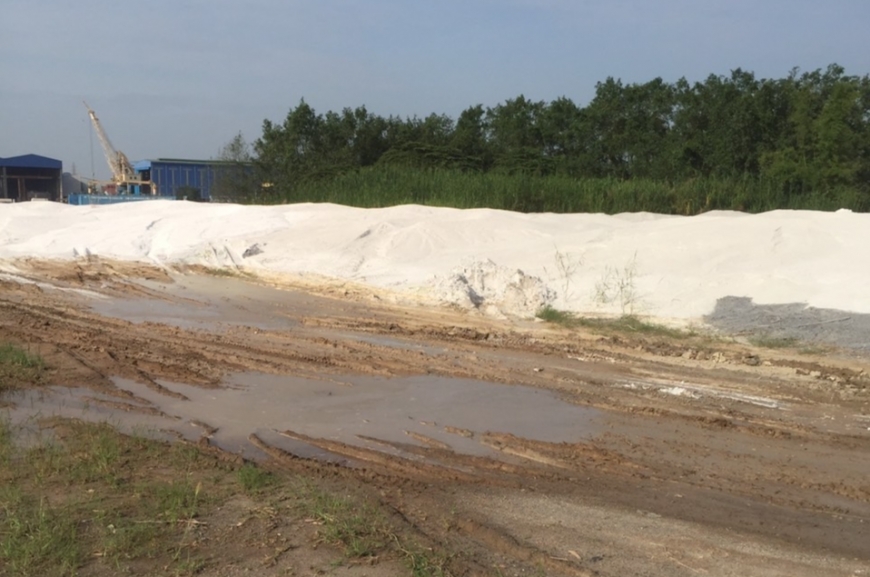 Ông Chí đổ hàng nghìn mét khối vôi lên diện tích đất mà bà Ngọc đang phản ánh.