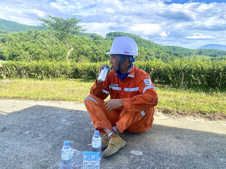 Quần áo bảo hộ ướt sũng mồ hôi lại lẽ thường tình đối với anh em công nhân  trong thời tiết nắng nóng như hiện nay.