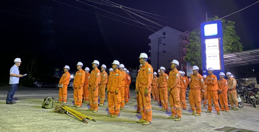 Công nhân Điện lực Hương Sơn nghiêm túc lắng nghe lãnh đạo phổ biến nội dung công việc, nhắc nhở biện pháp an toàn lao động.