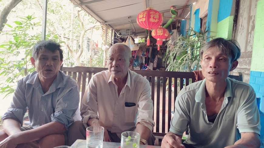 Ông Ngô Văn Minh và một số người cao tuổi phản ánh với phóng viên 