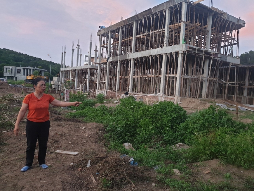 Bà Đỗ Thị Thu bức xúc về việc đất canh tác trồng cây nông nghiệp nhiều năm nhưng doanh nghiệp Vinaconex thực hiện dự án nhà nghỉ lại không chịu đền bù thoả thuận với người dân.