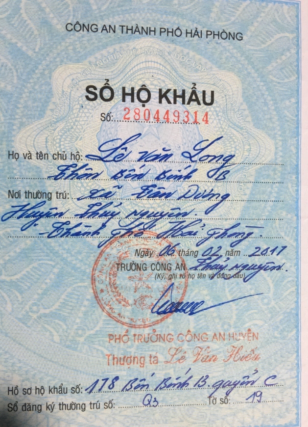 Sổ khổ hậu ông Long làm chủ hộ được cấp từ lâu. Nhưng ông Long bức xúc vì bị cho rằng không có nhà trên bản đồ Sổ khổ hậu ông Long làm chủ hộ được cấp từ lâu. Nhưng ông Long bức xúc vì bị cho rằng không có nhà trên bản đồ