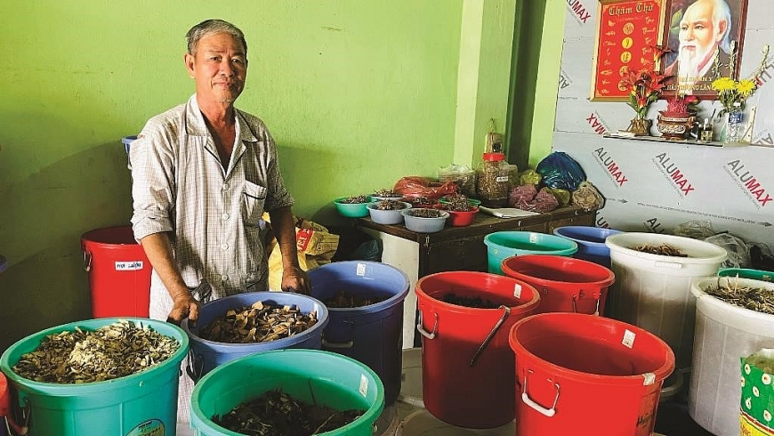 Lương y Nguyễn Văn Ẩn luôn tận tâm với bệnh nhân.