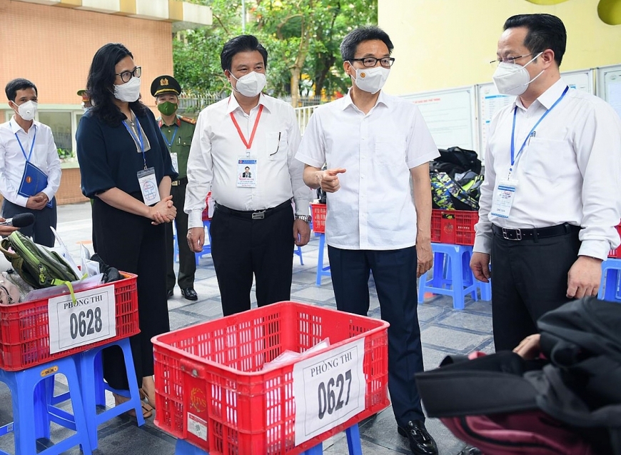 Phó Thủ tướng Vũ Đức Đam kiểm tra Quy chế mới để đồ dùng của thí sinh cách xa 25 mét với phòng thi