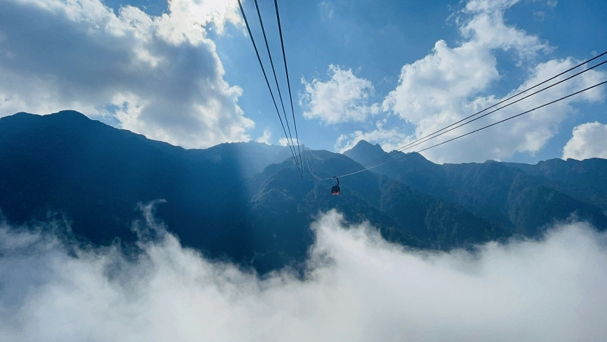 Từ cáp treo du khách có thể thu vào tầm mắt vẻ đẹp thiên nhiên trù phú của Hoàng Liên Sơn hay biển mây trắng.