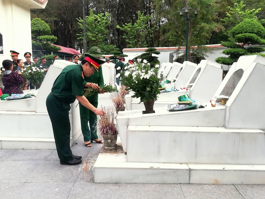 Viếng anh linh 10 nữ TNXP tại Ngã ba Đồng Lộc. Viếng anh linh 10 nữ TNXP tại Ngã ba Đồng Lộc.