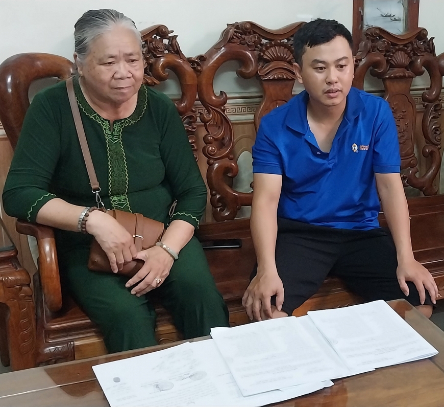 Bà Nguyễn Thị Mến và anh Nguyễn Văn Duy