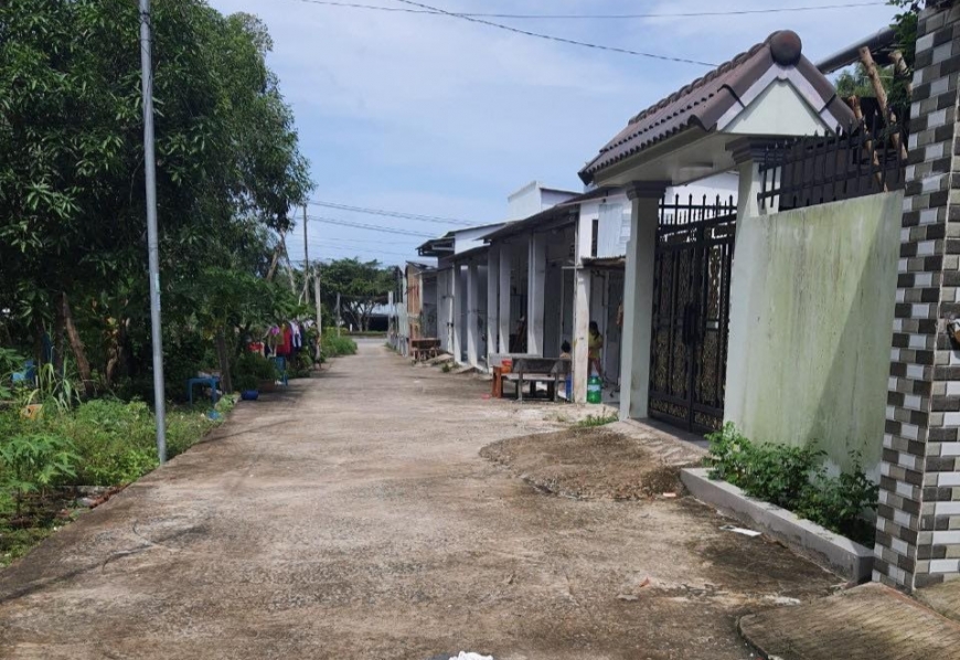 Khoảng 2000m2 đất Nhà nước quản lí nằm sau trụ sở ban ấp Suối Mây sau khi “rơi vào tay” ông Tuấn đã bị phân lô, bán nền. (Ảnh: Hồng Lĩnh)