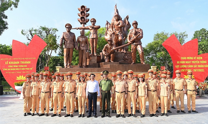 Bộ trưởng Bộ Công an Tô Lâm và Bí thư Thành ủy Đinh Tiến Dũng chụp ảnh lưu niệm cán bộ, chiến sỹ lực lượng Cảnh sát giao thông.