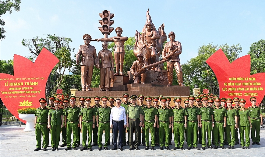 : Bộ trưởng Bộ Công an Tô Lâm và Bí thư Thành ủy Đinh Tiến Dũng chụp ảnh lưu niệm cán bộ, chiến sỹ lực lượng Cảnh sát phòng cháy, chữa cháy và cứu nạn, cứu hộ
