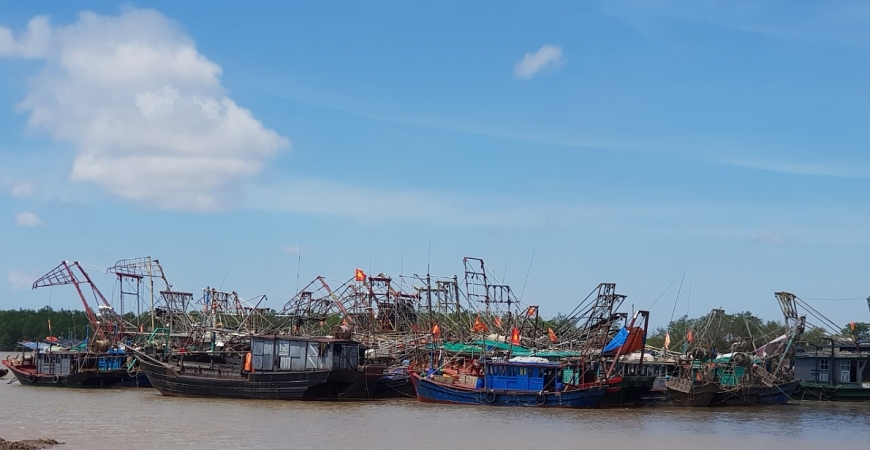            Tàu cá neo đậu nhiều tháng nay ở khu vực bến đò phường Hà An, Tx Quảng Yên.