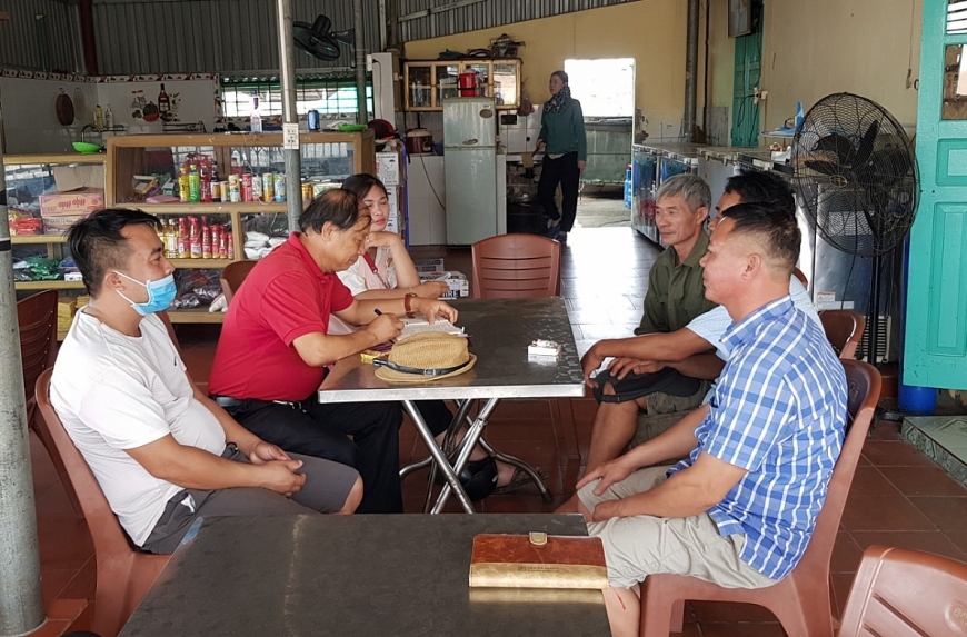 Năm trong số cả chục chủ tàu đánh bắt thủy sản hiện đỗ bờ ở phường Hà An, trao đổi với PV.