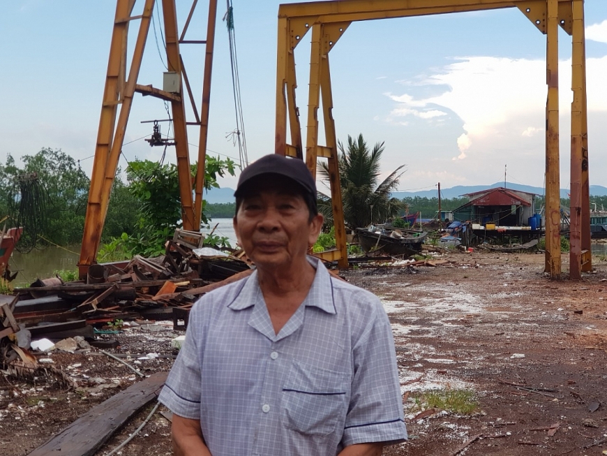     Ông Lê Đức Chắn, nghệ nhân làng nghề truyền thống đóng tàu, thuyền vỏ gỗ khu Cống Mương, phường Phong Hải, thị xã Quảng Yên, nhưng hiện không có việc cả năm nay.