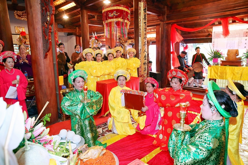 Đội tế nữ dâng hương