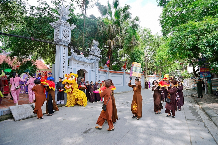 Nhân dân vào dâng lễ Thánh