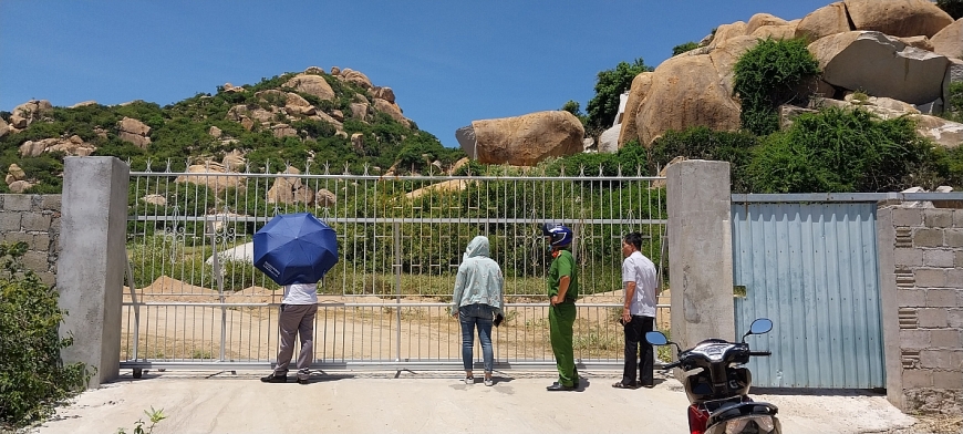 Bà Tường Vi buộc phải cho đóng cổng, ngăn chặn người dân vào khai thác đá trái phép