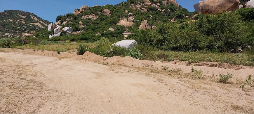 Việc khai thác đá trái phép hiện dấu vết vẫn còn