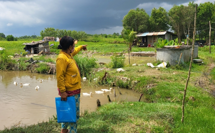 Chỉ tay về căn chòi quây tạm, bà K.V.N chia sẻ bức xúc với phóng viên.