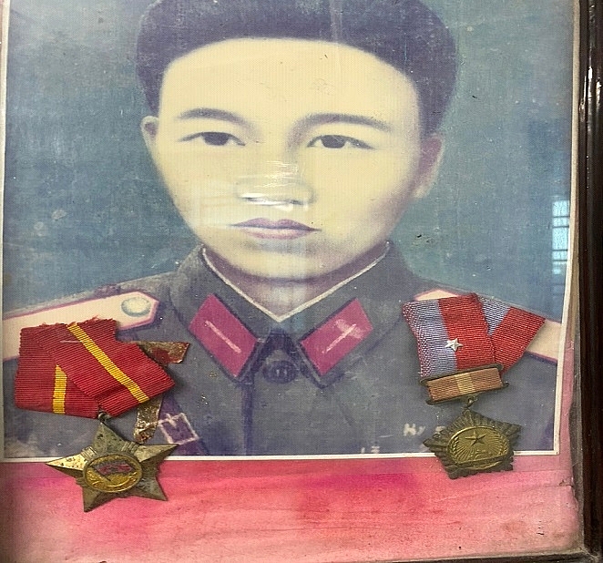 Di ảnh liệt sĩ Phạm Tùng Duân