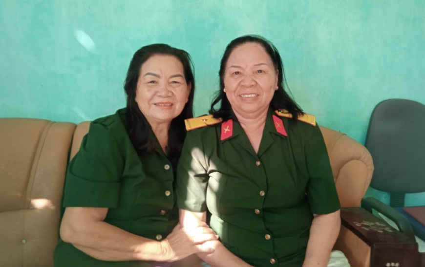 Bà Nguyễn Thị Liên (bên phải) và bà Bùi Thị Duyên trong lần gặp mới đây với người viết bài