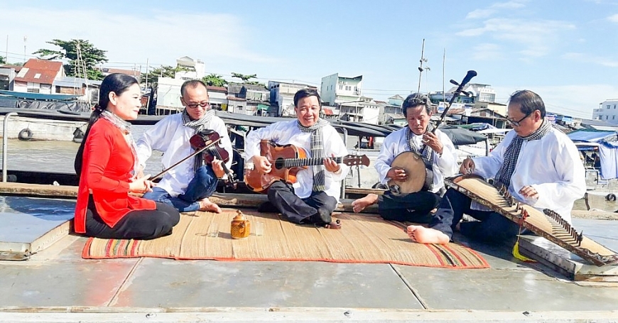 Sinh hoạt đờn ca tài tử ở vùng sông nước Nam Bộ.
