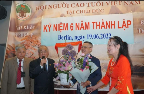  Ông Lê Xuân Đính, Chủ tịch Hội NCT Việt Nam tại CHLB Đức đón nhận lẵng hoa tươi thắm của Đại sứ Việt Nam tại CHLB Đức Vũ Quang Minh trao tặng (Ảnh: Huy Thắng)