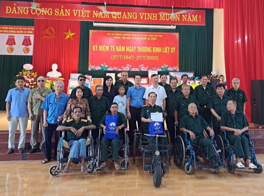 Phó Chủ tịch Phan Văn Hùng tặng quà người có công tỉnh Phú Thọ