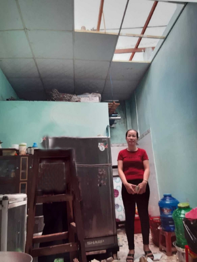 Hiện trường vụ việc, mái tôn và trần nhà bị dỡ nhìn thấy cả trời