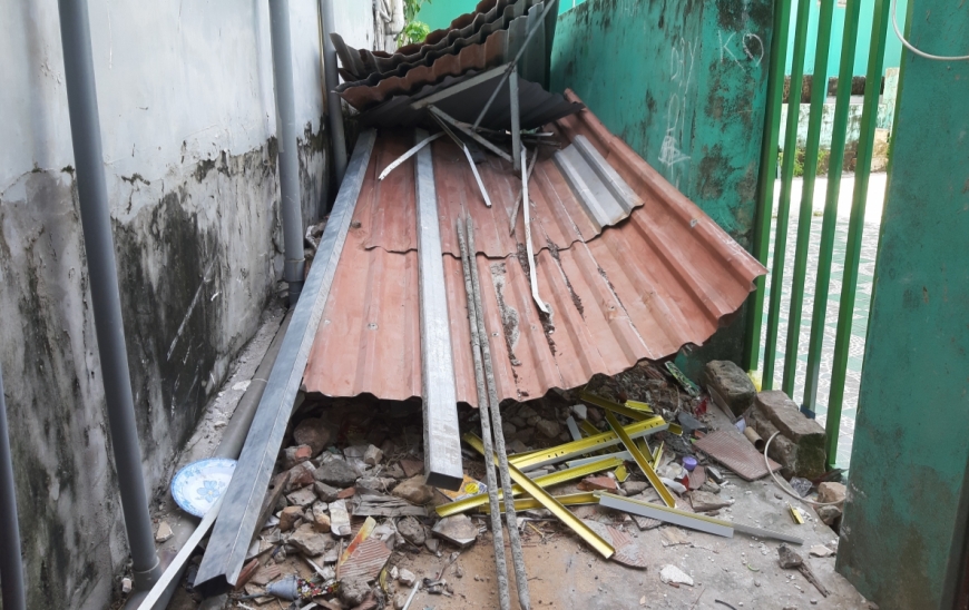 : Những tấm tôn bị dỡ chất đống bên cạnh nhà bà Nhuận