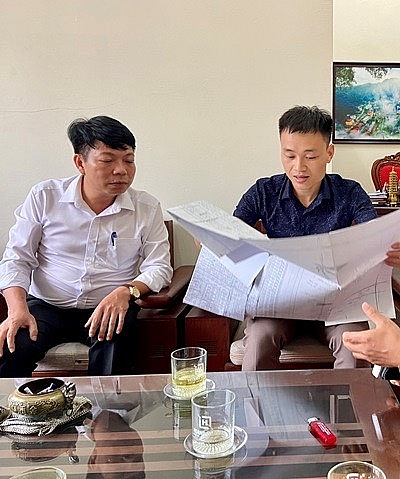 Lãnh đạo UBND phường Khai Quang đang làm việc với phóng viên.